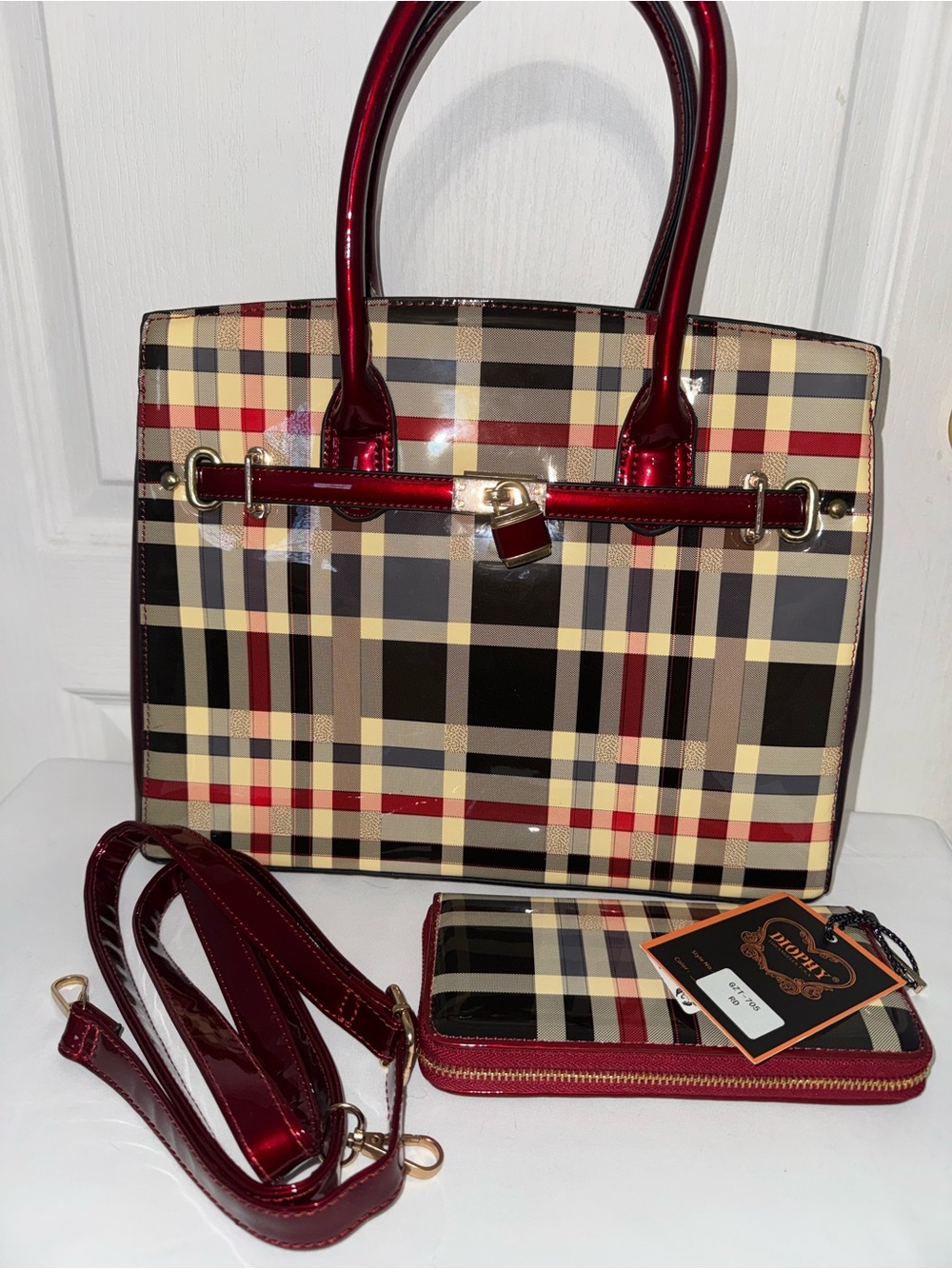 Handbag with wristlet